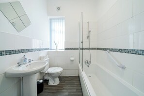 Bathroom - Rishton Stay | Shops & Transport | Near Blackburn (Lancashire)
