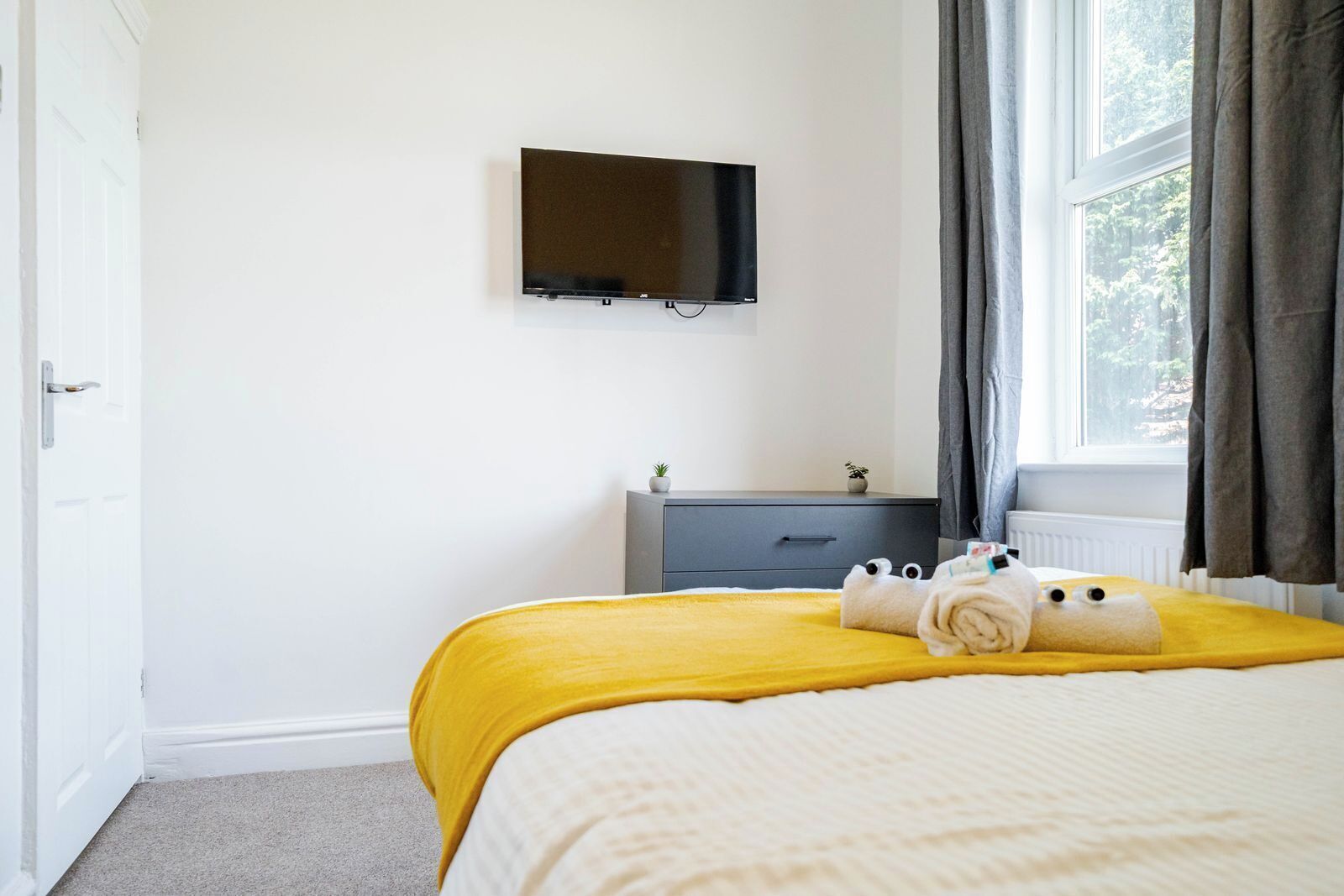 5 bedrooms, iron/ironing board, Internet, bed sheets