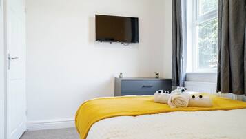 5 bedrooms, iron/ironing board, Internet, bed sheets
