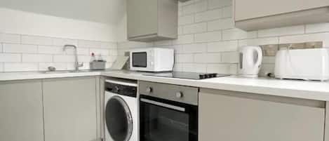Refrigerador, microondas, horno y parrilla de estufa