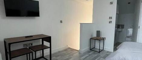 1 habitación, tabla de planchar con plancha, wifi gratis y ropa de cama