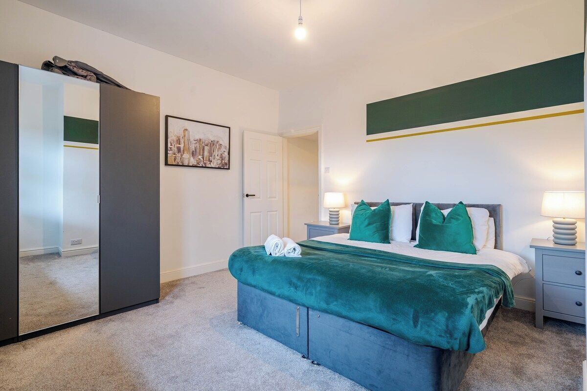 2 bedrooms, iron/ironing board, Internet, bed sheets