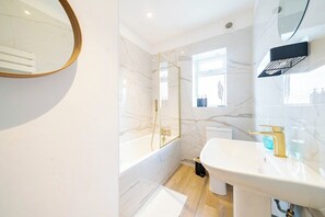 Bathroom - Hyde Home | Stockport & Manchester Links | Parking (Greater Manchester)