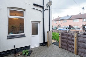 Exterior - Hyde Home | Stockport & Manchester Links | Parking (Greater Manchester)