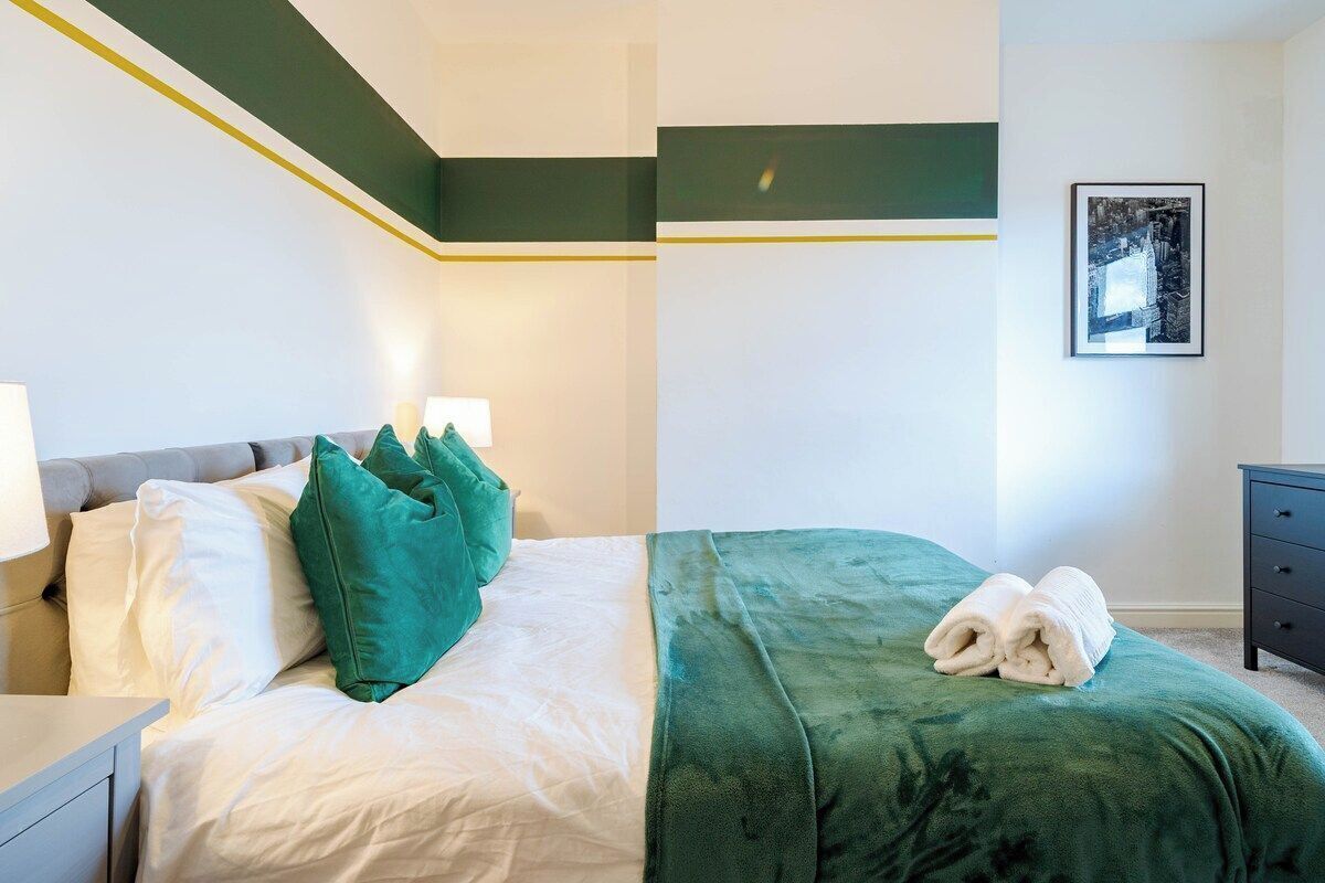 2 bedrooms, iron/ironing board, internet, bed sheets