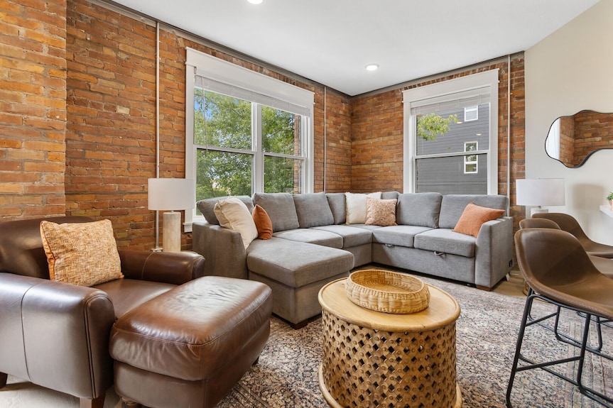 Historic Brownstone Apartment, Heirloom Vacations - Duluth, MN