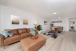 TV - Harbourfront 2 Bedroom Apartment at Allure 602 (South Townsville)