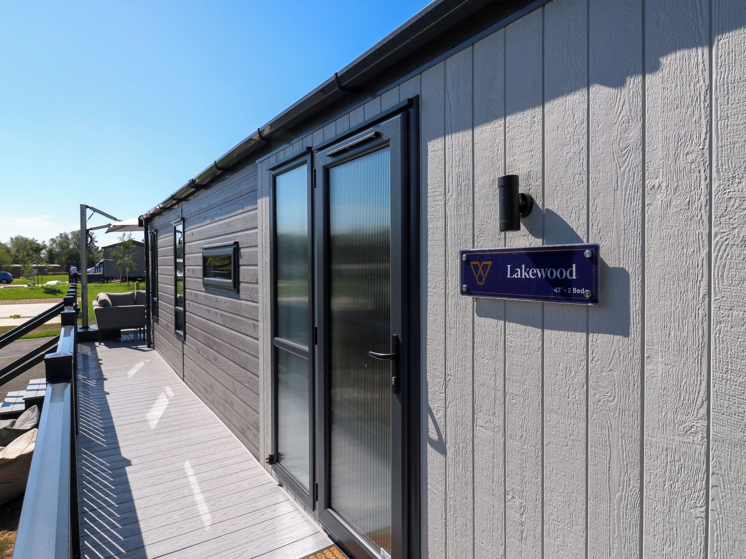 Un edificio con un cartel que indica 'Lakewood 42-2 Bed'.