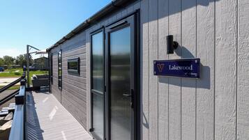 Un edificio con un cartel que indica 'Lakewood 42-2 Bed'.