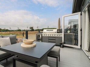 Outdoor dining - Lakewood Plot 5 (Clacton-on-Sea)