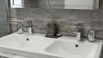 Deluxe Apartment | Bathroom