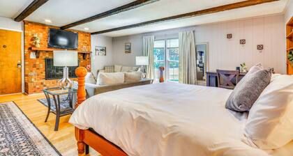 1 Mi to Thomasville Emporium! Charming Getaway