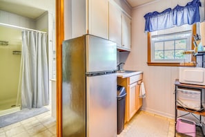 A compact kitchen with a refrigerator, a sink, and a window with a view. - 1 Mi to Thomasville Emporium! Charming Getaway (Thomasville)