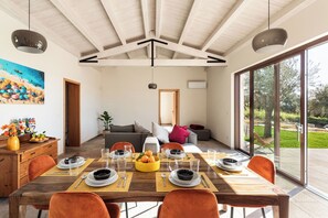 Dining - Beautiful private villa for 6 guests with A/C, WIFI, private pool, TV and panoramic view (Noto)