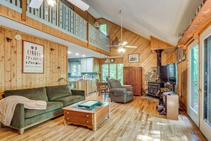 House (3 Bedrooms) | Interior - 9 Mi to Lake Keowee! Secluded Creekfront Getaway (Sunset)