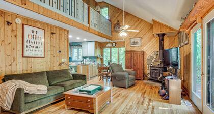 9 Mi to Lake Keowee! Secluded Creekfront Getaway