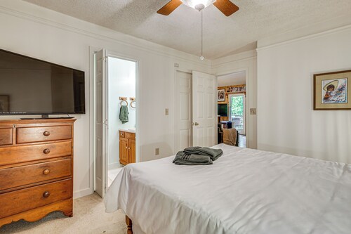 9 Mi to Lake Keowee! Secluded Creekfront Getaway