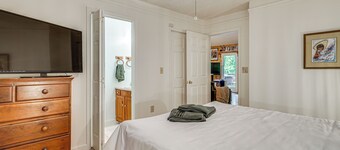 9 Mi to Lake Keowee! Secluded Creekfront Getaway
