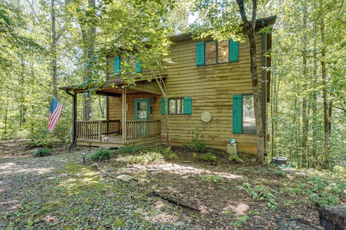 9 Mi to Lake Keowee! Secluded Creekfront Getaway