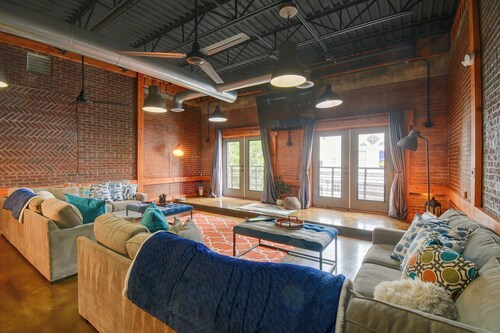 Industrial Dtwn Roanoke Loft w/ Private Hot Tub
