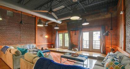 Industrial Dtwn Roanoke Loft w/ Private Hot Tub