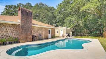 House (4 Bedrooms) | Front of property