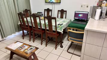Apartamento standard, varanda, vista para o canal | Opções para refeição no quarto