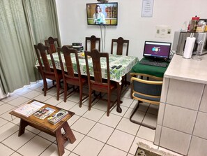 Departamento estándar, patio, vista al canal | Servicio a la habitación