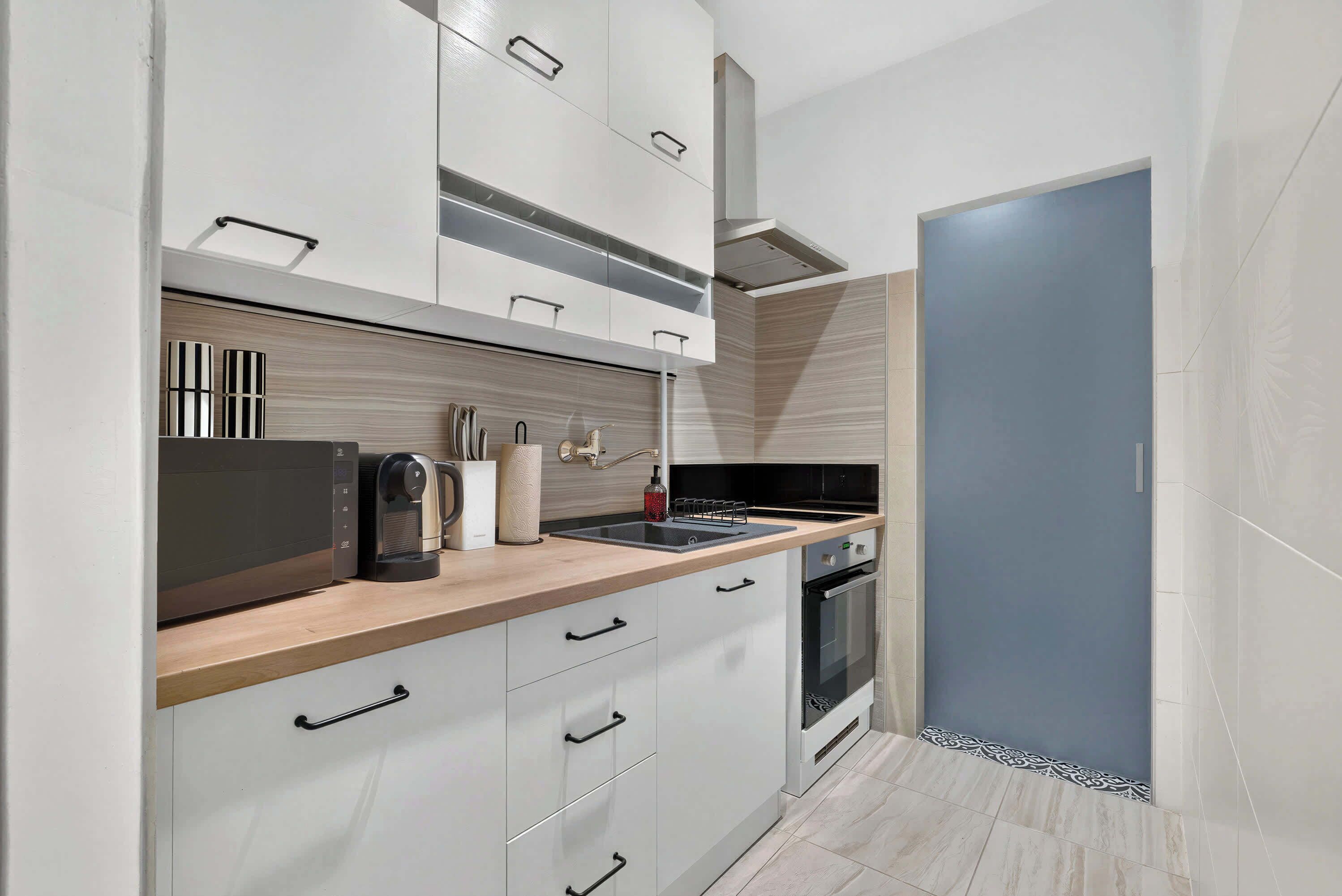 Coffee/tea maker, fridge, microwave, oven