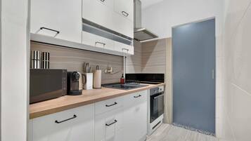 Coffee/tea maker, fridge, microwave, oven