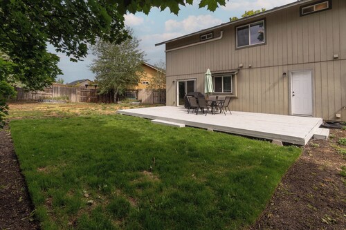 9 Mi to Smith Rock SP! Family Home w/ Fenced Yard