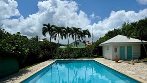 Ein Swimmingpool unter blauem Himmel mit Wolken.