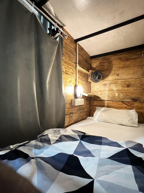 Desk, laptop workspace, WiFi (free) - OnlyStay Bagpackers Hostel (Agra)