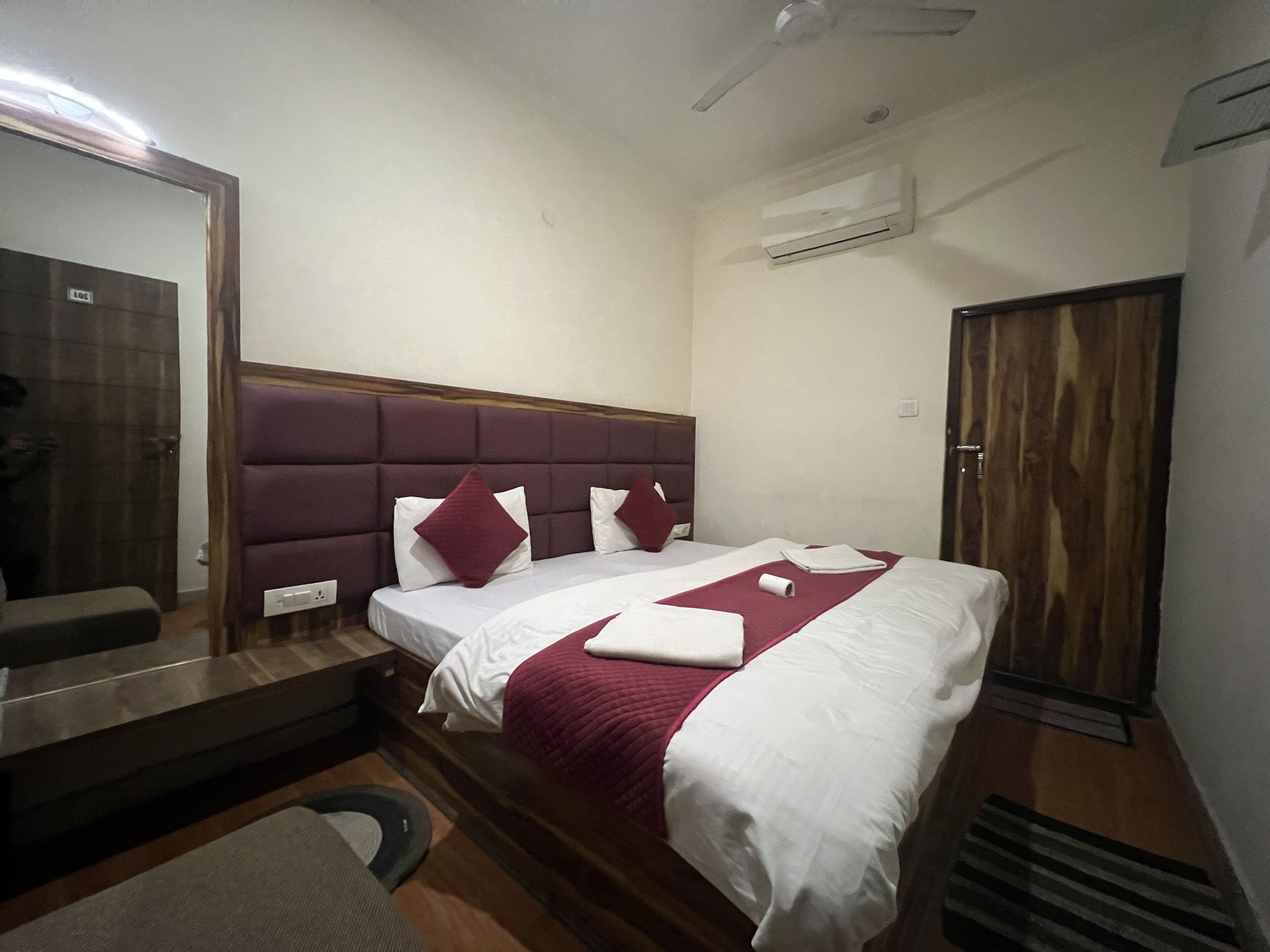 Deluxe Room | Desk, laptop workspace, WiFi (free)