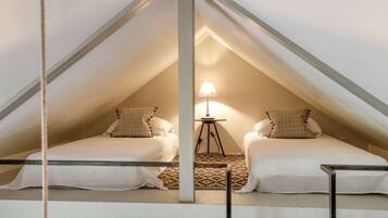 7 bedrooms, iron/ironing board, WiFi, bed sheets