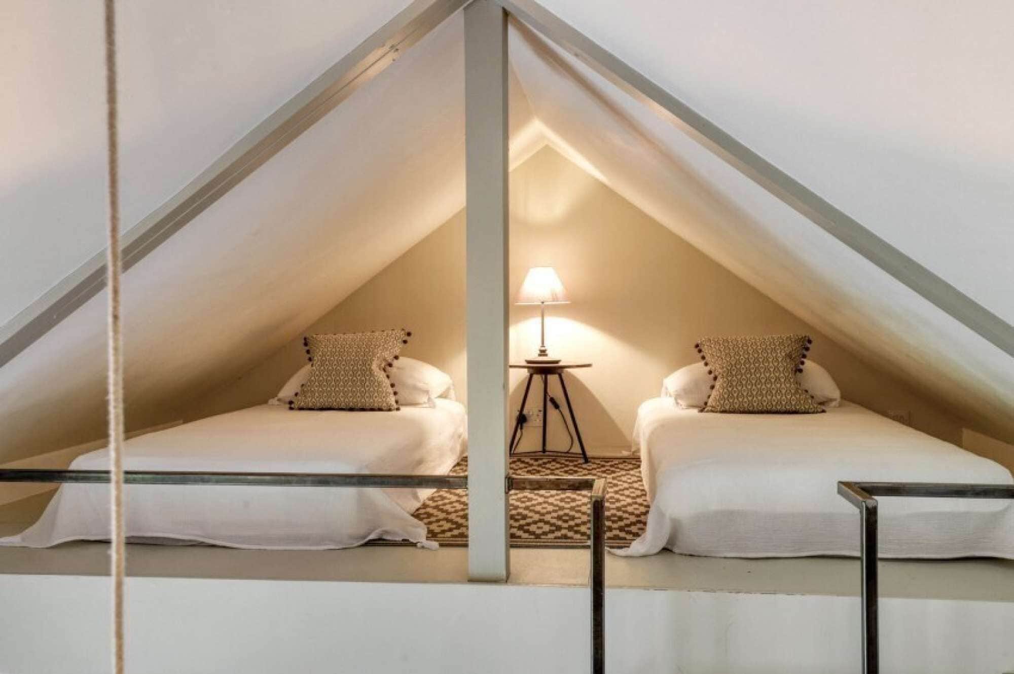 5 bedrooms, iron/ironing board, WiFi, bed sheets