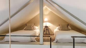 5 bedrooms, iron/ironing board, WiFi, bed sheets