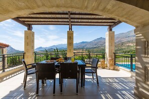Outdoor dining - Traditional Cretan Stone Villa, Intimate Spaces & Private Pool, Family Friendly (Lefkogeia)
