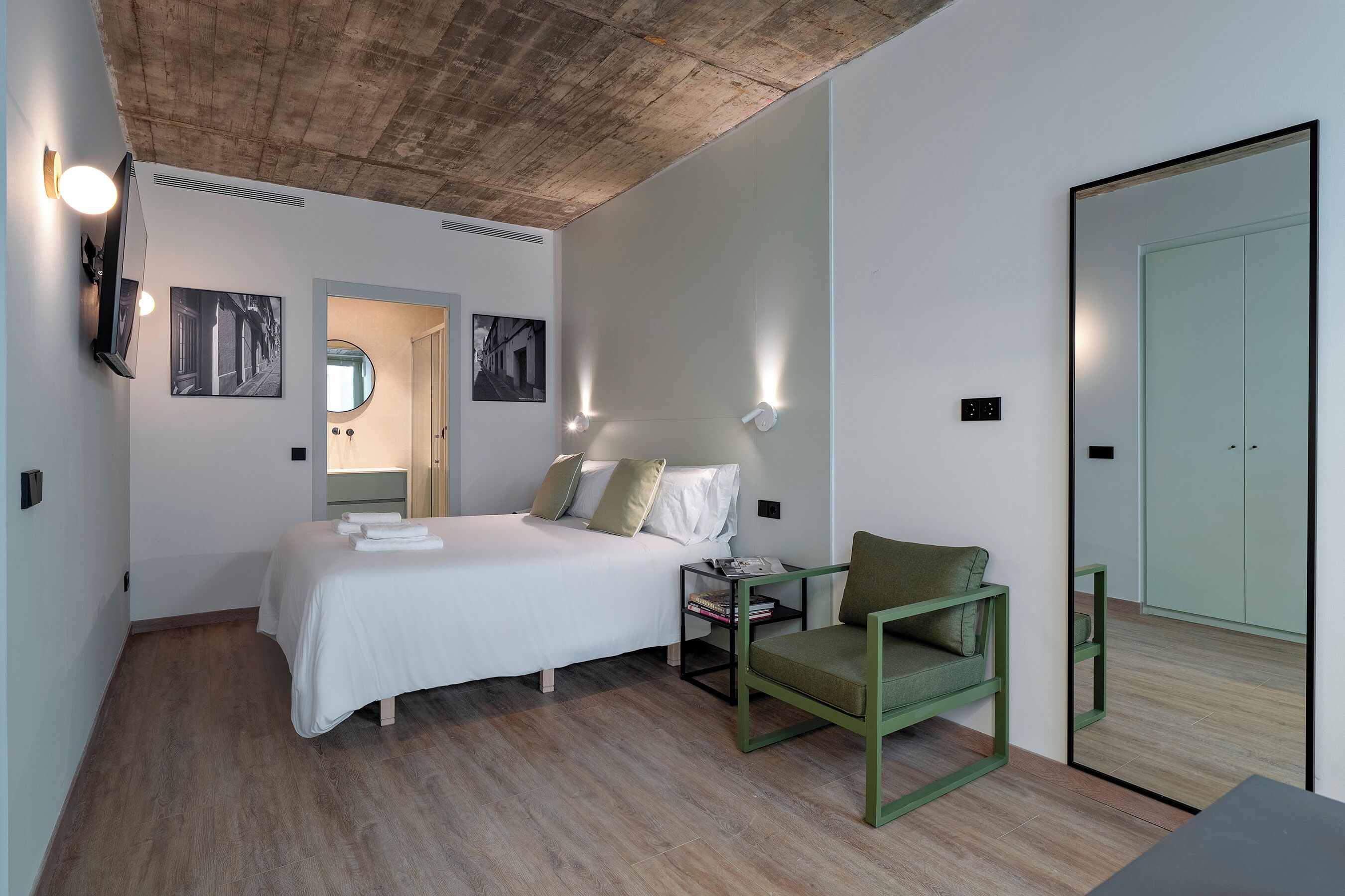 Studio | Hypo-allergenic bedding available, in-room safe, cribs (free)