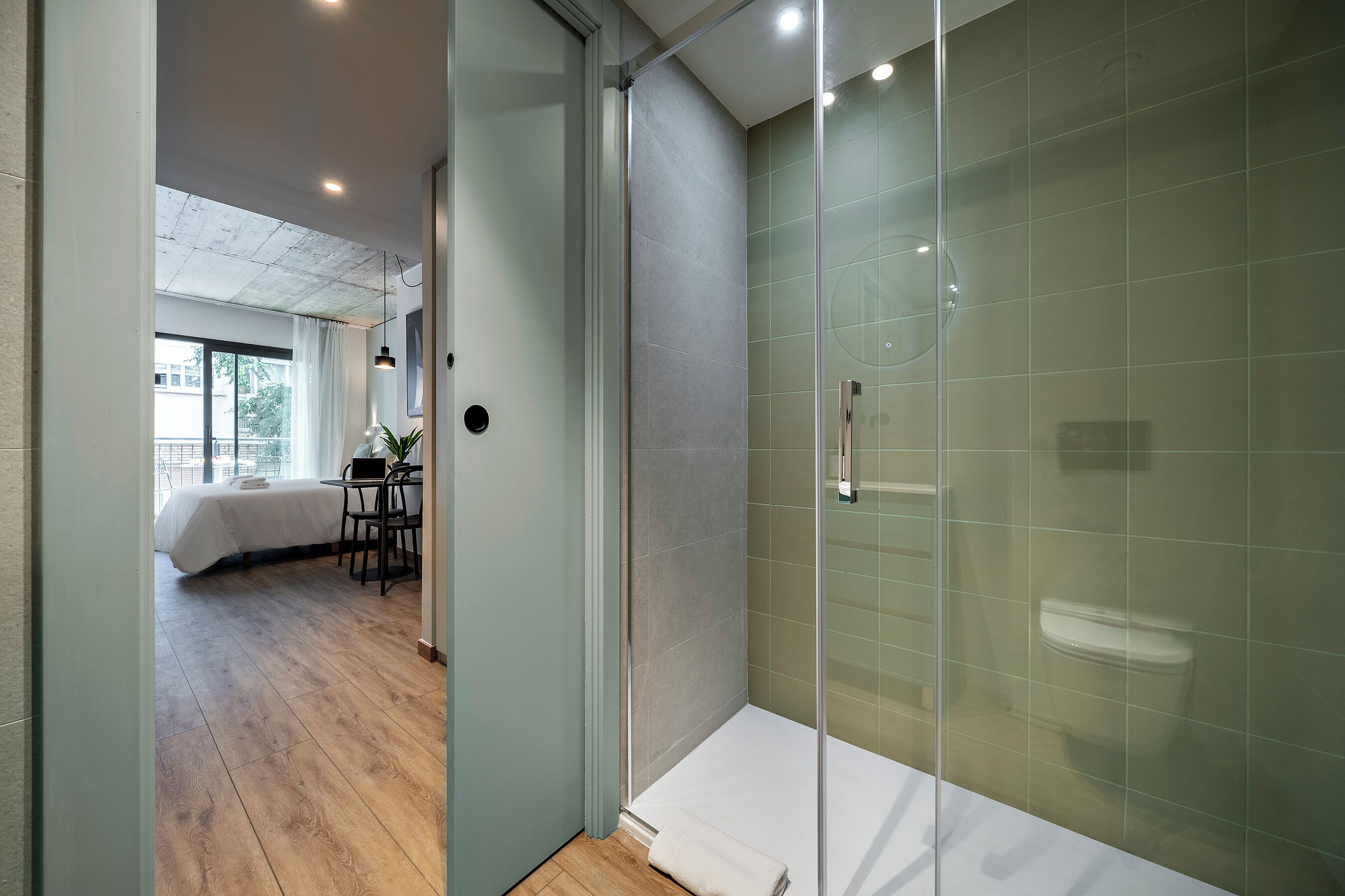 Ein modernes Badezimmer mit Duschkabine aus Glas und sichtbarer Toilette.