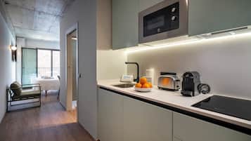 Estudio, vistas al patio | Cocina privada | Cafetera o tetera, frigorífico pequeño y microondas