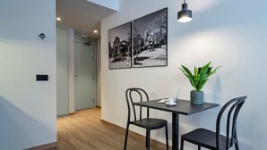 Studio, quang cảnh sân vườn | Phòng ăn