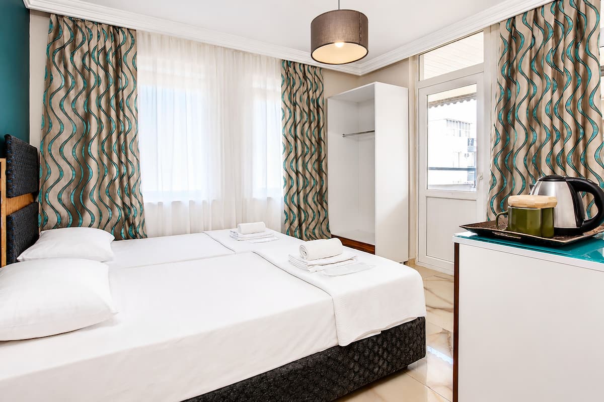Family Room with Balcony | Escritorio, espacio para trabajar con laptop y wifi gratis