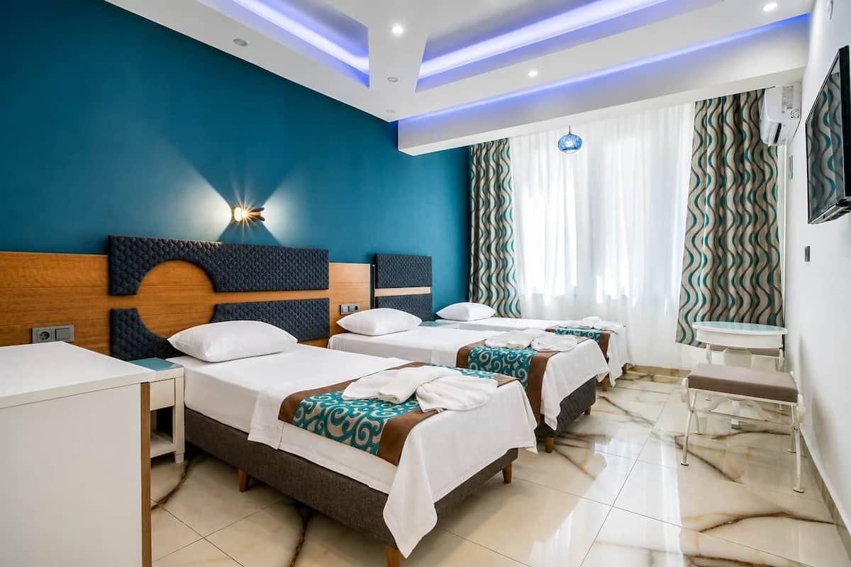 Standard Triple Room | Escritorio, espacio para trabajar con laptop y wifi gratis