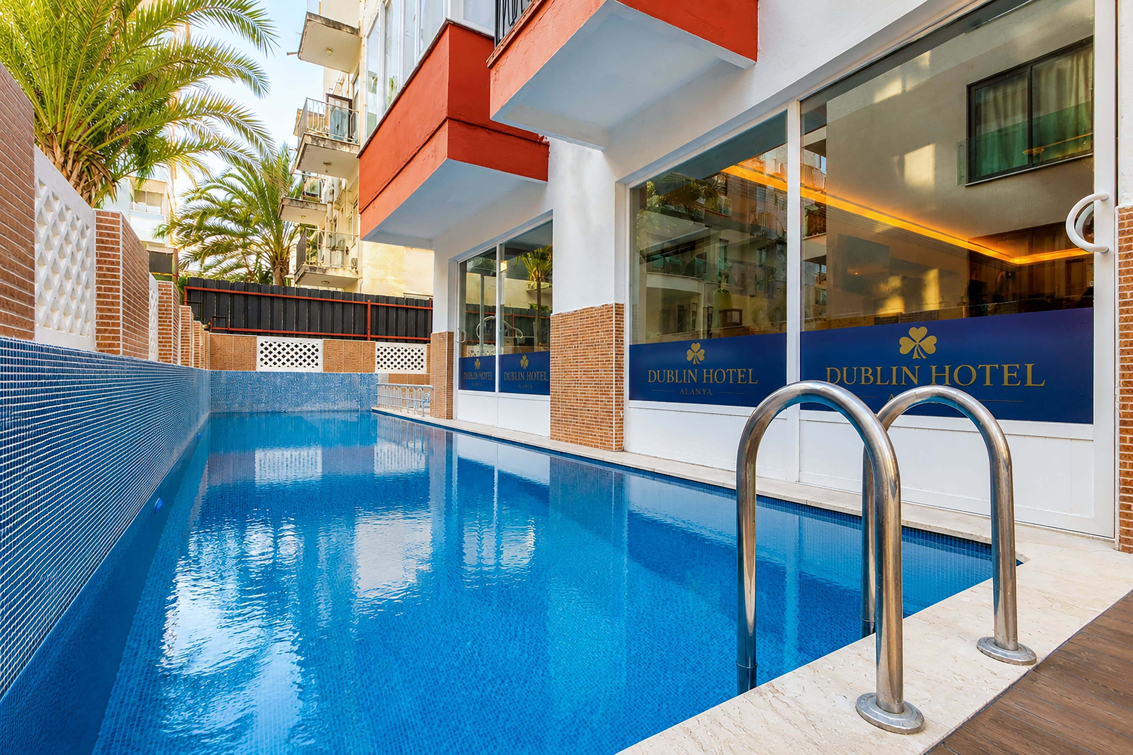 Una piscina al aire libre, camas de piscina gratis, sombrillas