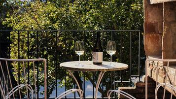 Apartamento superior, vistas al viñedo | Restaurante al aire libre