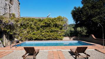 Apartamento superior, vistas al viñedo | Piscina | Una piscina al aire libre de temporada