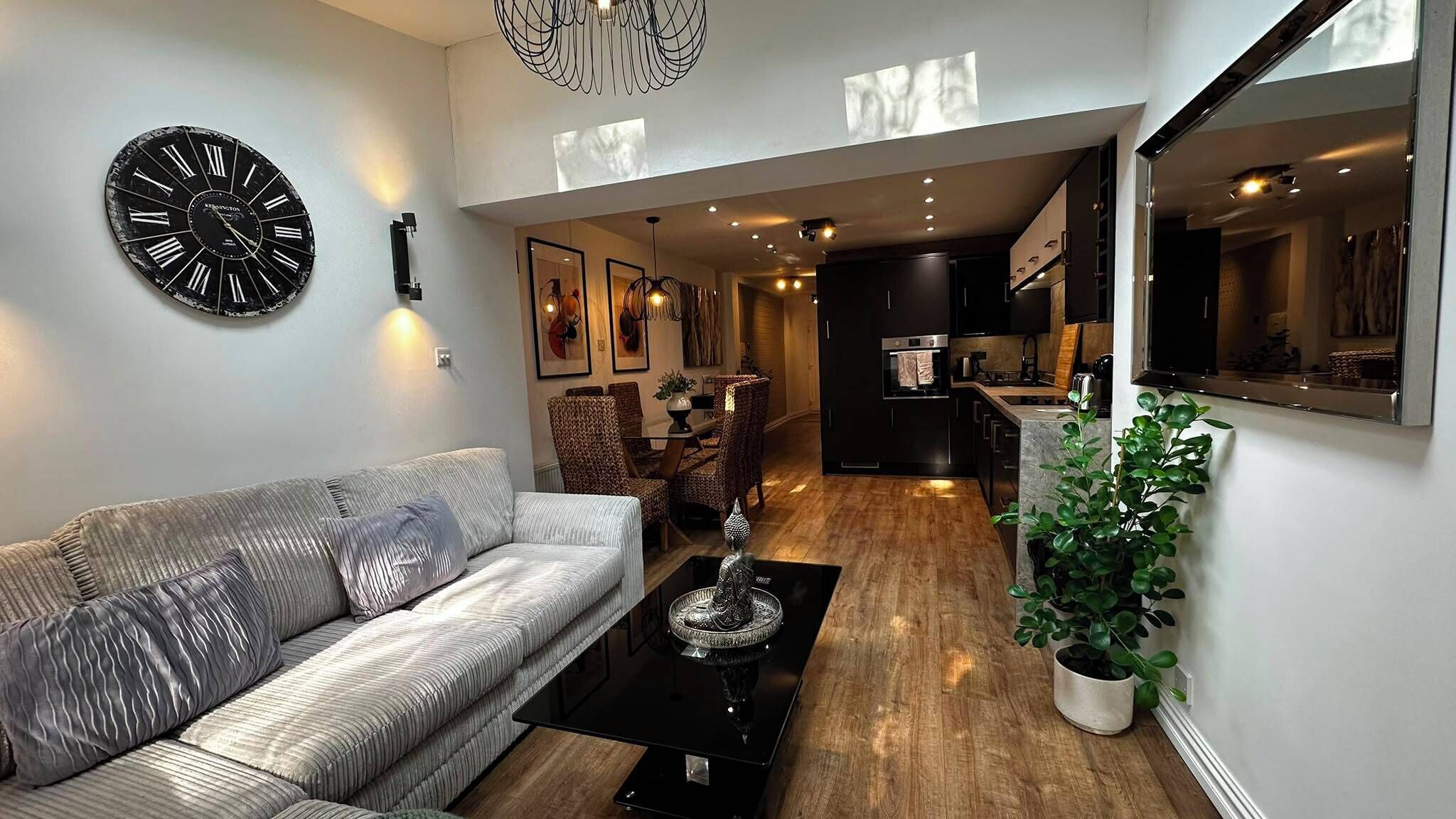 Smart TV, fireplace