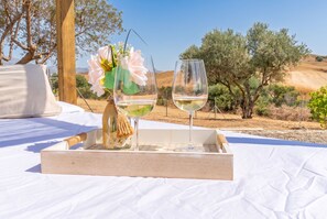 A wooden tray with two wine glasses and a vase with flowers on a white tablecloth. - Cubo's Casa Alaya & Oasis Pool / Private pool / Air conditioning / BBQ / Free Wi-Fi (Coín)