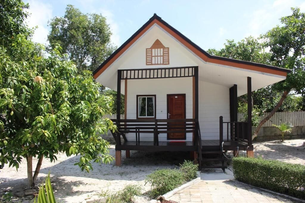 Bangalô luxo, sacada, vista para o jardim | Fachada